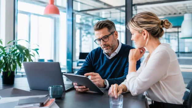 Unternehmen bespricht CRM und Automatisierung für qualifizierte Anfragen