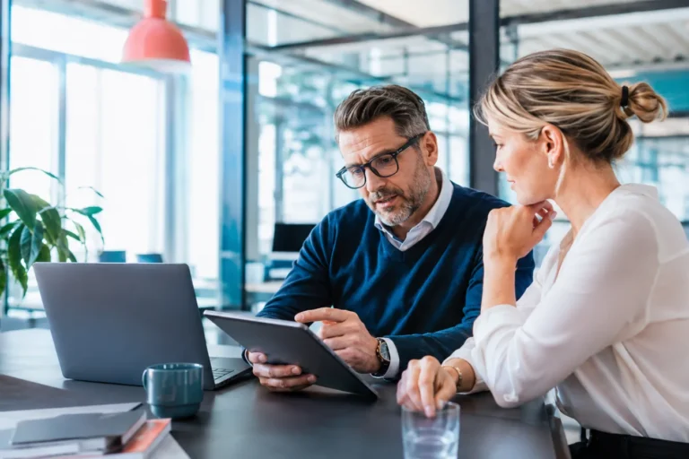 Unternehmen bespricht CRM und Automatisierung für qualifizierte Anfragen